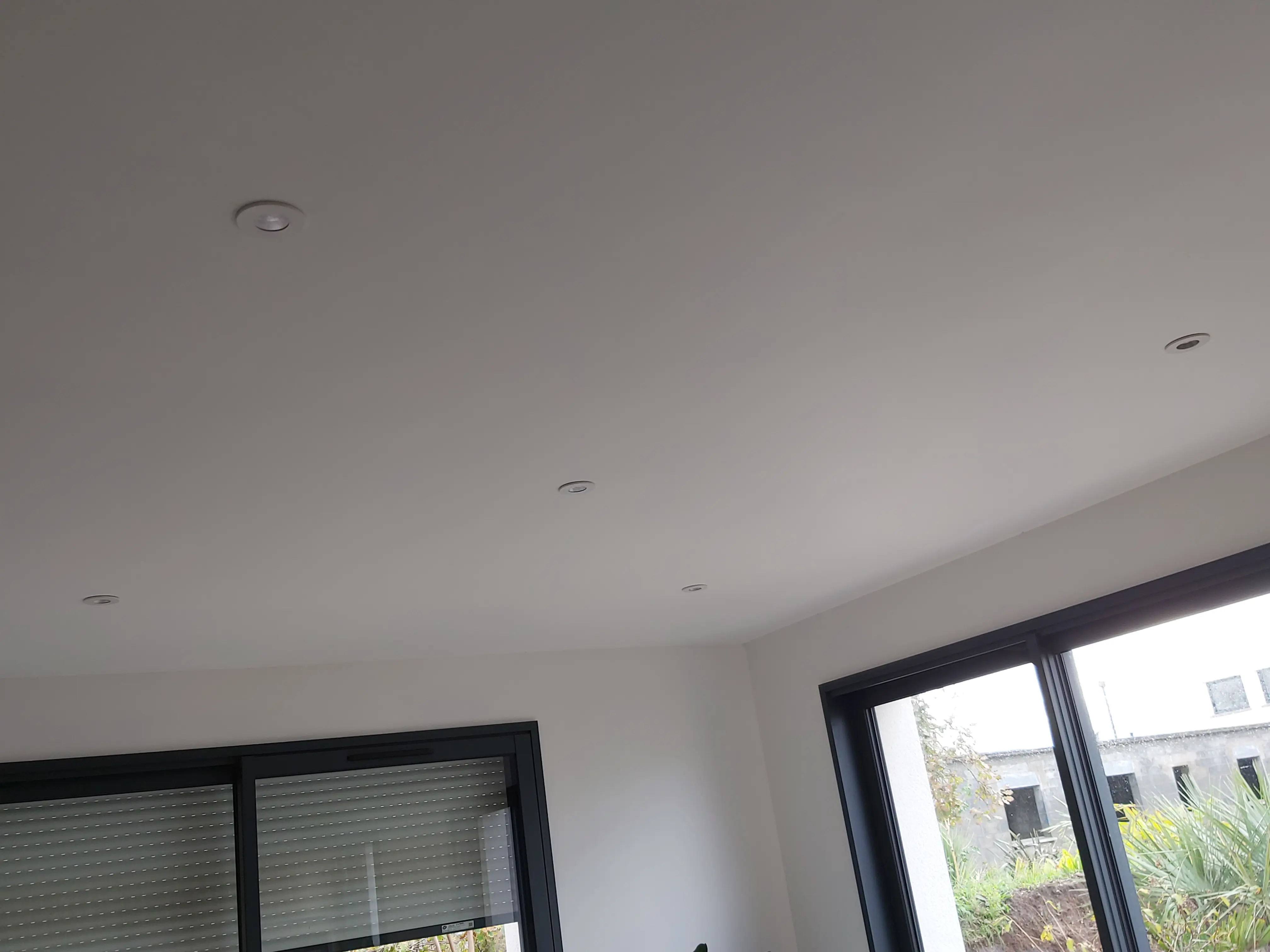 Spots LED encastrés au plafond