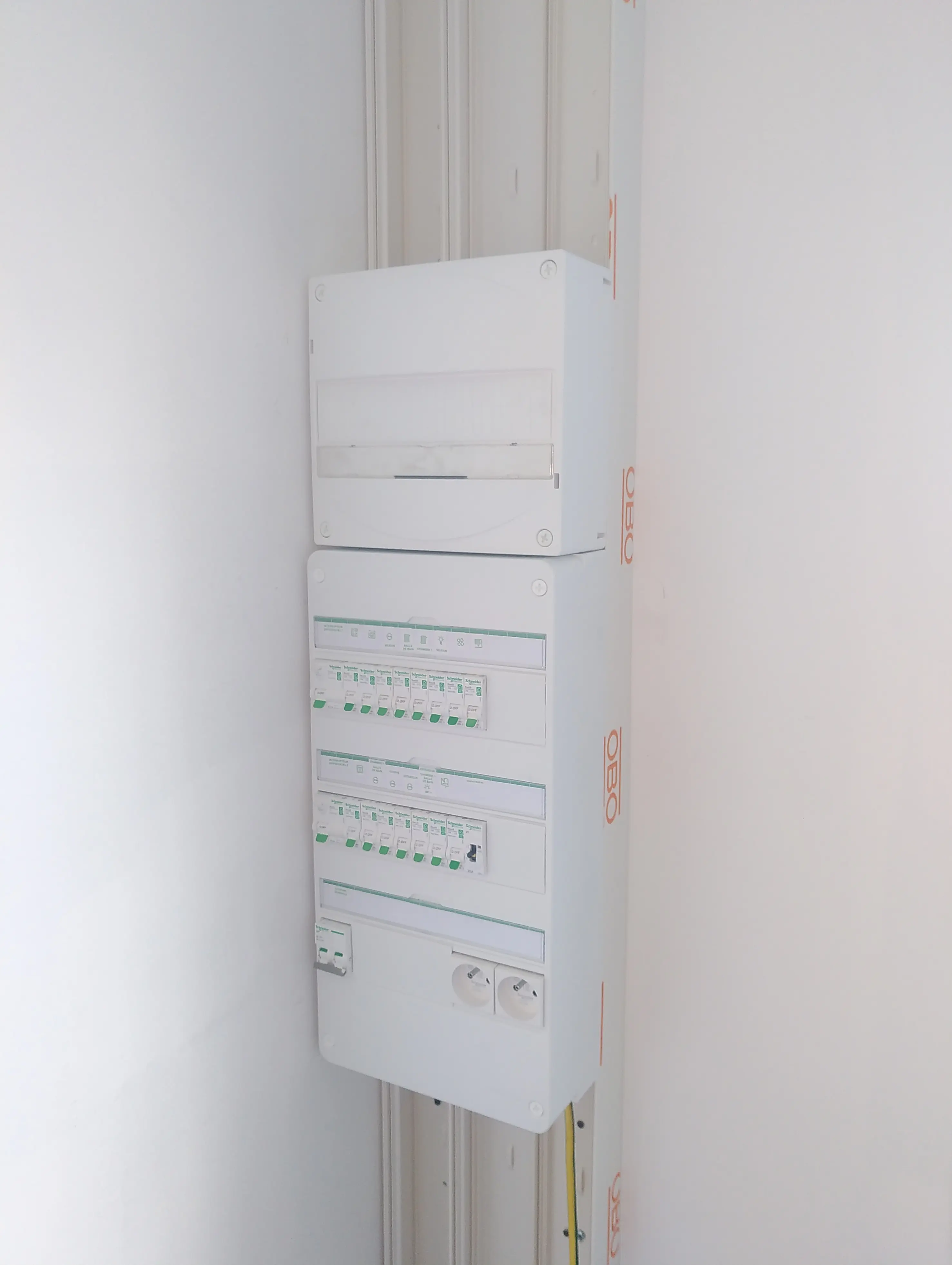 Tableau électrique dans maison neuve